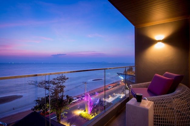 Tumbona silla de playa en el balcón, habitación de hotel, Pattaya, Tailandia