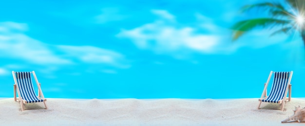 Foto tumbonas en el fondo de la playa de verano. distancia social para el asiento al menos a 2 metros o 6 pies de distancia del otro.
