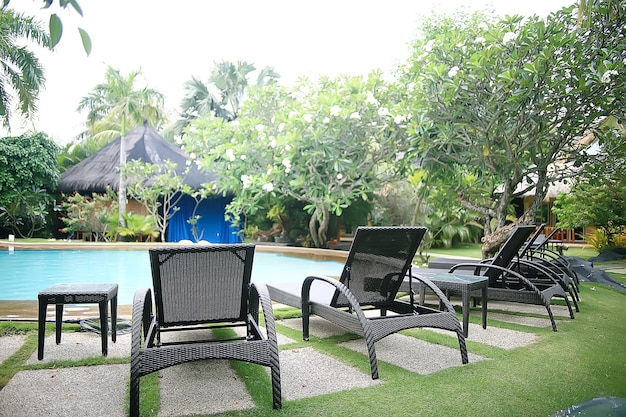 tumbonas del hotel piscina / descanso en el hotel tropical, descanso confortable, recreación