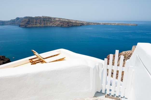 Tumbonas en la terraza con vista al mar. Isla de santorini, grecia