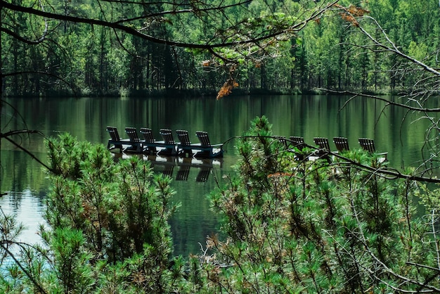 Tumbonas en la zona turística del lago