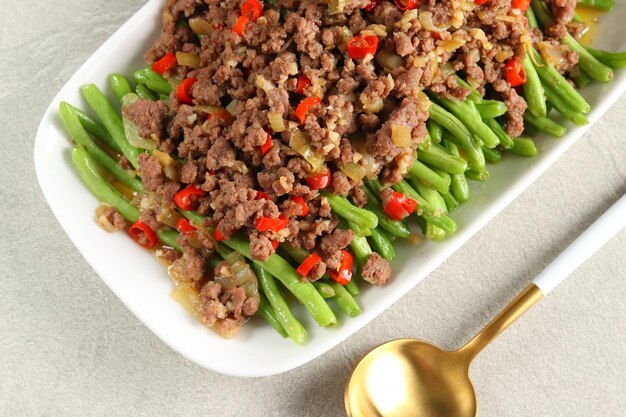 Tumis buncis daging cincang sapi o frijol francés salteado o judías verdes con carne molida.