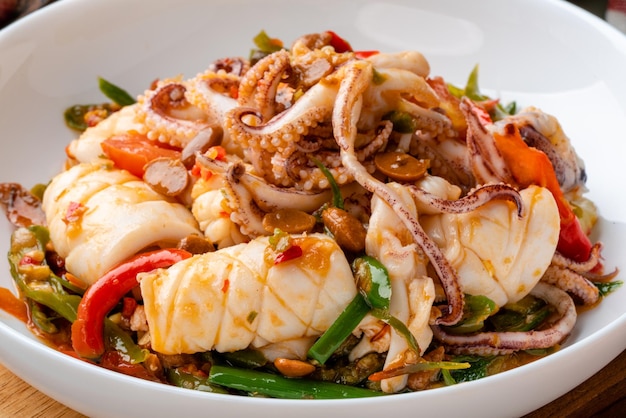 Tumis Cumi Tauco oder Spicy Stir Fried Squid mit Tauco Serviert auf weißem Teller