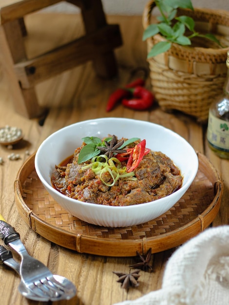 Tumis Daging Sapi Mercon o salteado o salteado de carne de res con cebolla, pimienta de cayena roja y otras hierbas