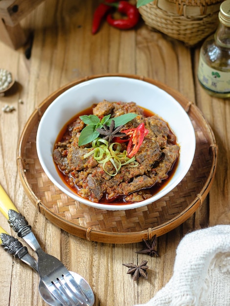Foto tumis daging sapi mercon ou stir fry ou refogado de carne com cebola, pimenta caiena vermelha e outras ervas