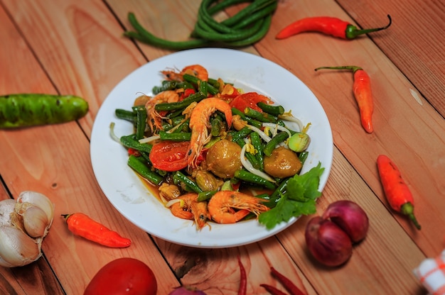 Tumis Kacang Panjang comida indonesia elaborada con camarones frijoles largos frescos