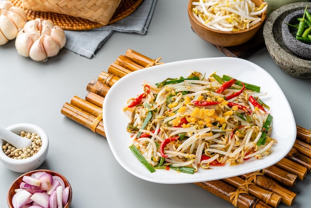 Tumis Tauge Ikan Asin oder Salted Bean Sprouts ist eine traditionelle Küche in Indonesien