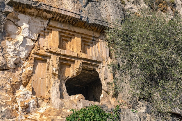 Túmulo antigo antigo esculpido na rocha perto de Myra de Lycia