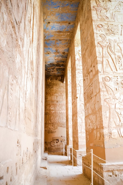 Túmulo egípcio antigo edifício com hieróglifos