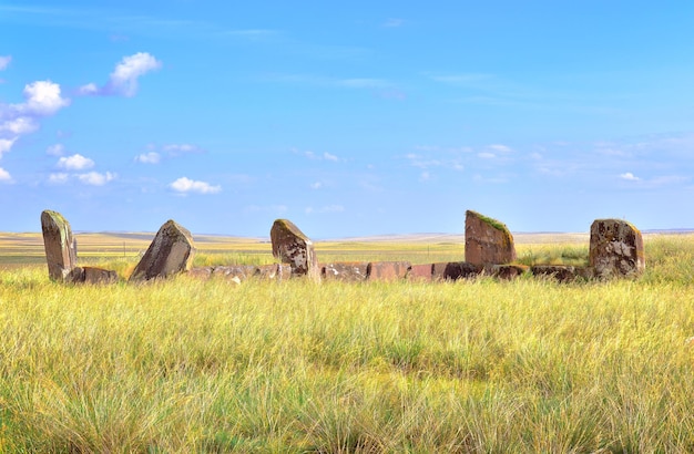 El túmulo funerario del siglo V A.C. Estelas de piedra roja bajo un cielo azul Siberia Rusia