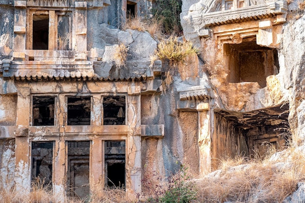 Túmulos antigos e criptas esculpidas nas rochas nas ruínas de Myra de Lycia