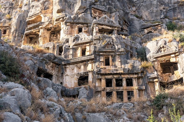 Túmulos antigos esculpidos nas rochas nas ruínas de Myra de Lycia