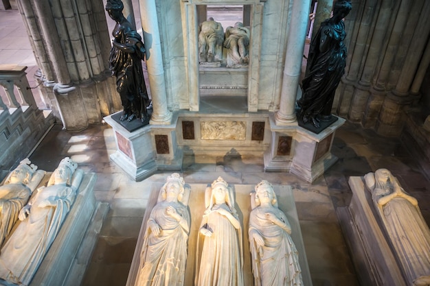 Túmulos dos Reis da França na Basílica de SaintDenis