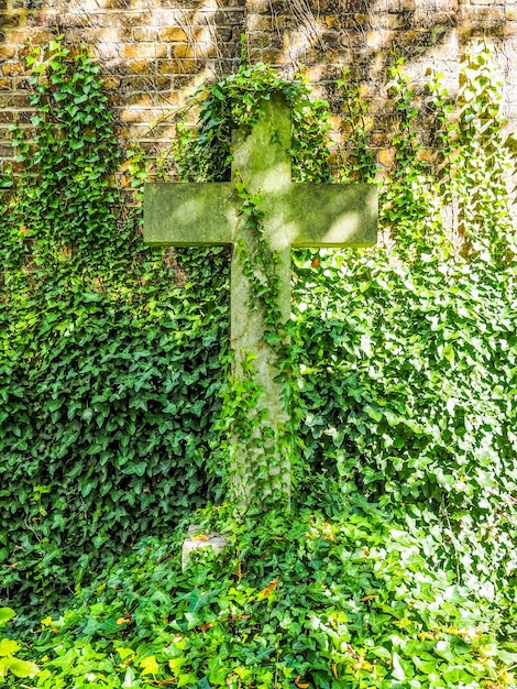 Foto túmulos e cruzes de hdr no cemitério gótico