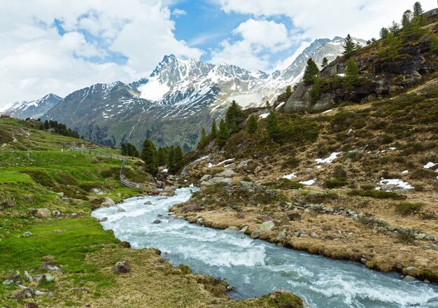 Tumultöser Fluss im Sommer Alpenberg (Österreich).