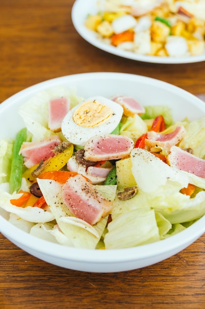 Tuna de carne y huevo con ensalada de verduras