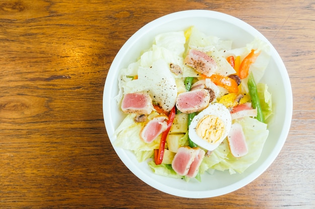 Tuna de carne y huevo con ensalada de verduras