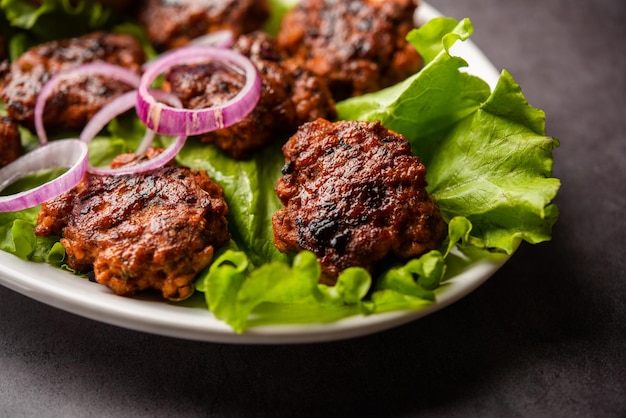 Tunde Ke Kabab, auch bekannt als Büffel-, Hühner- oder Fleisch-Galouti-Kebab, ist ein weiches Gericht aus Hackfleisch, das in Indien beliebt ist