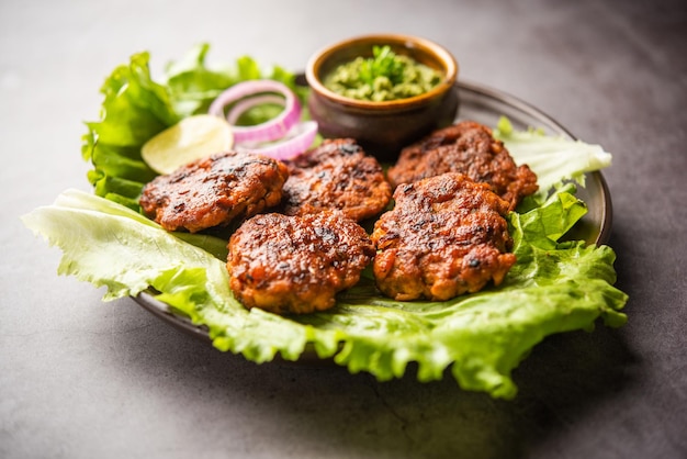Tunde Ke Kabab, auch bekannt als Büffel-, Hühner- oder Fleisch-Galouti-Kebab, ist ein weiches Gericht aus Hackfleisch, das in Indien beliebt ist