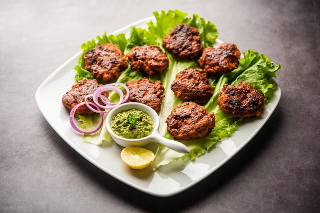 Tunde Ke Kabab, também conhecido como Buffalo, frango ou carne galouti kebab, é um prato macio feito de carne picada que é popular na Índia