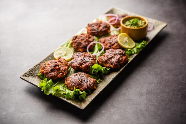 Tunde Ke Kabab, também conhecido como Buffalo, frango ou carne galouti kebab, é um prato macio feito de carne picada que é popular na Índia