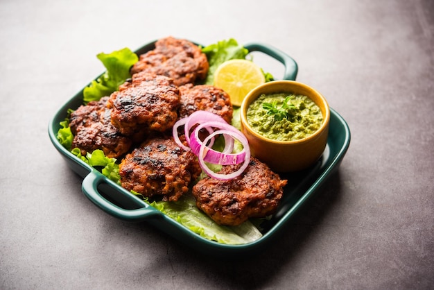 Tunde Ke Kabab, também conhecido como Buffalo, frango ou carne galouti kebab, é um prato macio feito de carne picada que é popular na Índia