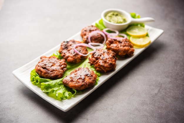 Tunde Ke Kabab, también conocido como Buffalo, pollo o carne galouti kebab, es un plato suave hecho de carne picada que es popular en la India.