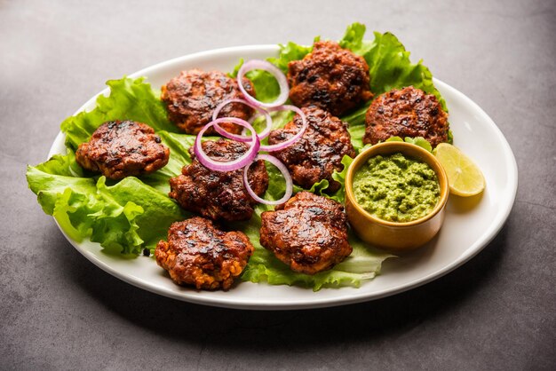 Tunde Ke Kabab, también conocido como Buffalo, pollo o carne galouti kebab, es un plato suave hecho de carne picada que es popular en la India.