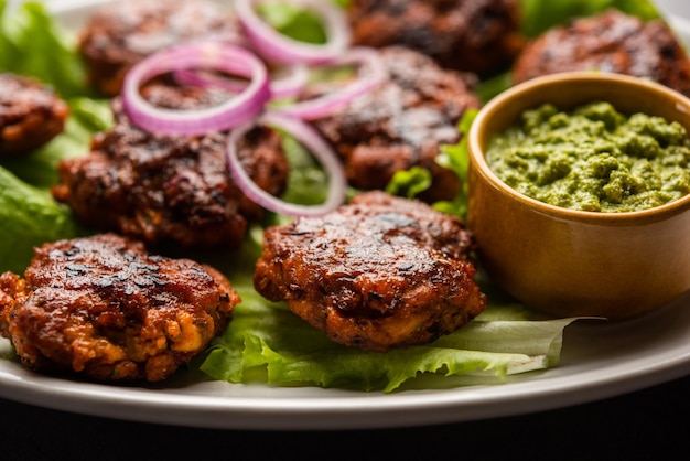 Tunde Ke Kabab, también conocido como Buffalo, pollo o carne galouti kebab, es un plato suave hecho de carne picada que es popular en la India.