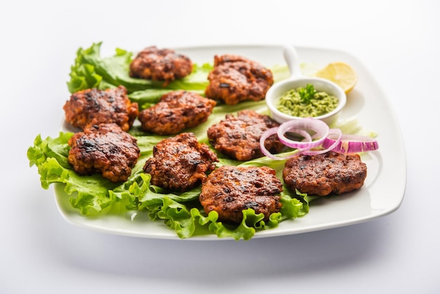 Tunde Ke Kabab, también conocido como Buffalo, pollo o carne galouti kebab, es un plato suave hecho de carne picada que es popular en la India.