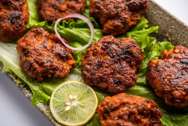 Tunde Ke Kabab, también conocido como Buffalo, pollo o carne galouti kebab, es un plato suave hecho de carne picada que es popular en la India.