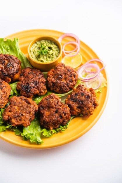 Tunde Ke Kabab, también conocido como Buffalo, pollo o carne galouti kebab, es un plato suave hecho de carne picada que es popular en la India.