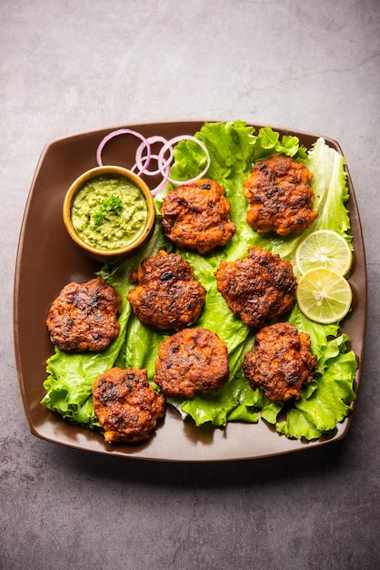 Tunde Ke Kabab, también conocido como Buffalo, pollo o carne galouti kebab, es un plato suave hecho de carne picada que es popular en la India.