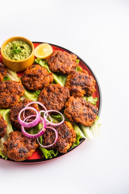 Tunde Ke Kabab, también conocido como Buffalo, pollo o carne galouti kebab, es un plato suave hecho de carne picada que es popular en la India.
