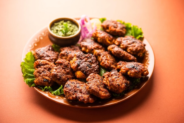 Tunde Ke Kabab, también conocido como Buffalo, pollo o carne galouti kebab, es un plato suave hecho de carne picada que es popular en la India.