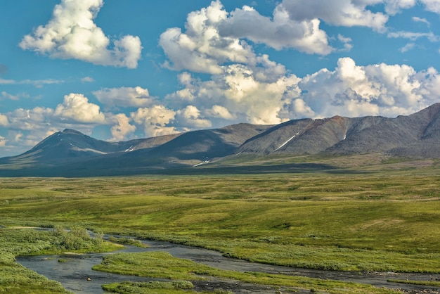 Tundra en las estribaciones de los Urales polares