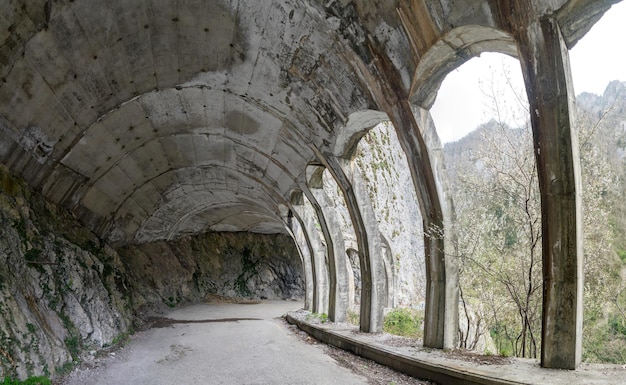 Túneis abandonados e velha estrada Adler - Krasnaya Polyana. Sochi, Rússia