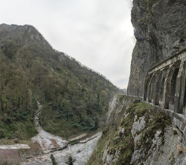 Túneis abandonados e velha estrada Adler - Krasnaya Polyana. Sochi, Rússia