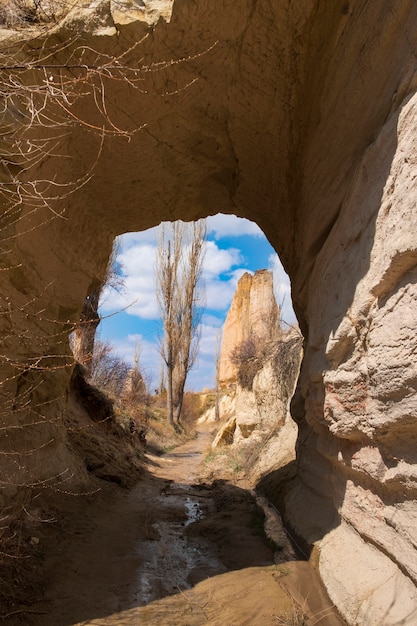 Foto túneis naturais e grutas no vale rosa da capadócia turquia