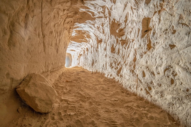 El túnel de la antigua cueva está excavado en la roca loess con la luz en la distancia