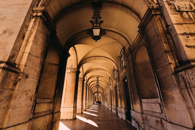 Túnel de arcos durante un día de verano con la luz del sol tirar agujeros.