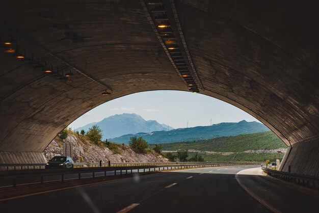 Túnel de carretera con hermosa vista de las montañas al final