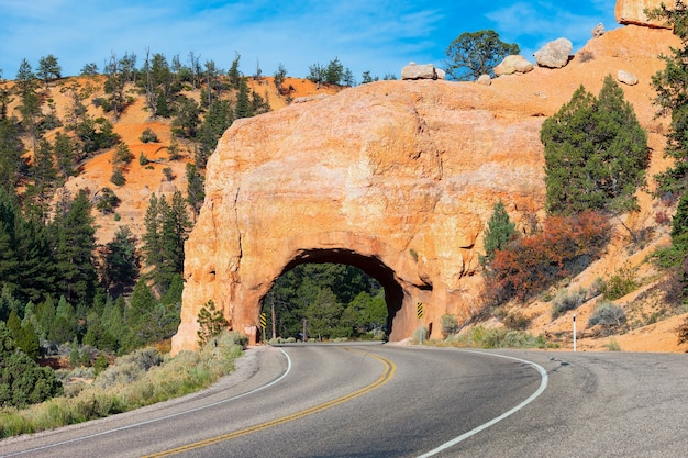 Túnel de carretera Red Arch en el camino a Bryce Canyon