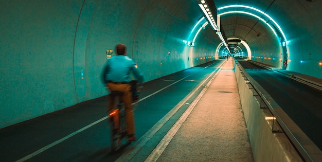 Túnel Croix-Rousse na cidade de Lyon, França