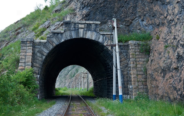 Túnel da ferrovia Circum-Baikal, na costa do Lago Baikal.