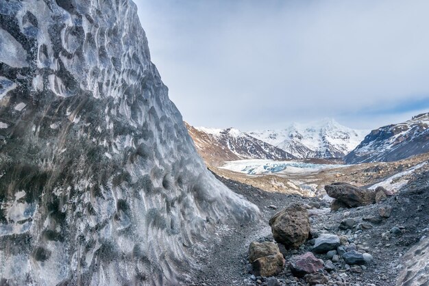 Túnel de gelo entre o vale perto da geleira na Islândia Destino marco de viagem na temporada de inverno