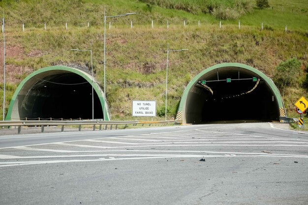 Túnel de uma rodovia com lindo sol