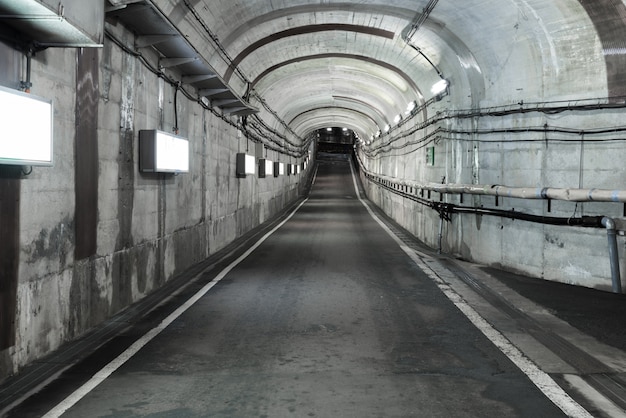 Túnel do longo caminho com iluminação.