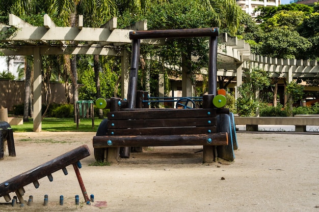 Túnel e escorregador rústico e colorido playground para crianças no parque cantinho das crianças Área de lazer