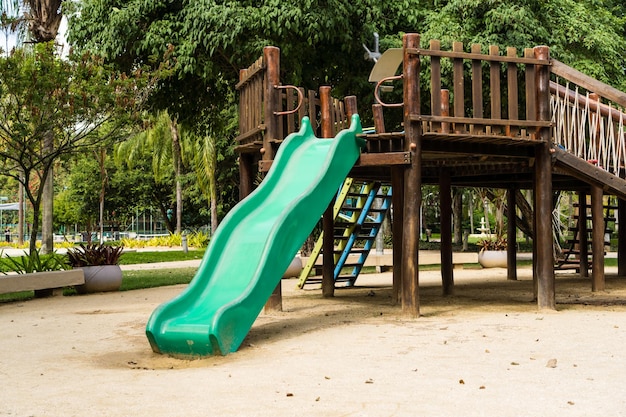 Túnel e escorregador rústico e colorido playground para crianças no parque cantinho das crianças Área de lazer